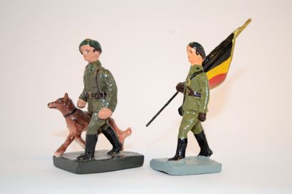 DURSO: 2 figurines en composition de chasseurs...