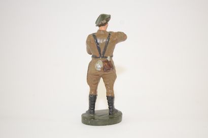 null CLAIRON: 1 figurine en composition de chasseur Ardennais au feu. Circa 1950....