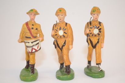 null TRIUMPH (Belgique, Malines): 3 figurines en composition de soldats des troupes...
