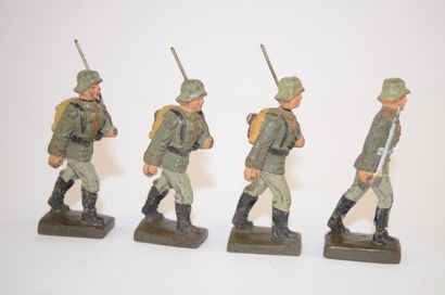 null LINEOL: 8 figurines en composition de soldats Allemands au défilé et au combat....