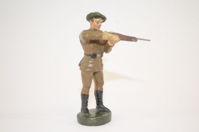 null CLAIRON: 1 figurine en composition de chasseur Ardennais au feu. Circa 1950....