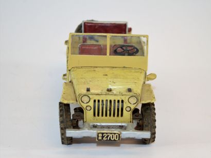 null ARNOLD: Jeep mécanique en tôle Willys 2700 beige intérieur rouge. Fonctionnement...