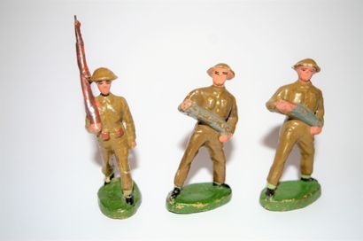 null SOLIDO (Belgique, après 1945): 9 figurines en compositions, dont 3 de la gendarmerie...