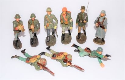 null ELASTOLIN/LINEOL: 12 figurines en composition de soldats Allemands au défilé/au...