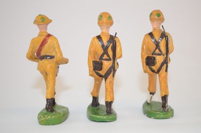 null TRIUMPH (Belgique, Malines): 3 figurines en composition de soldats des troupes...