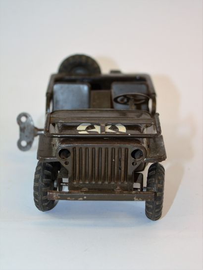 null TRIANG TOYS: Jeep Willys mécanique en tôle. Fin des années 40. Etat de marche,...