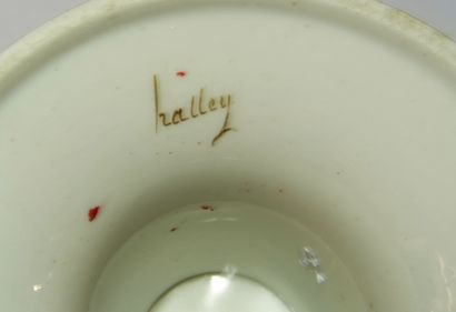 HALLEY 
HALLEY (1801-1810) rare set of porcelain of Paris



includes a round openwork...