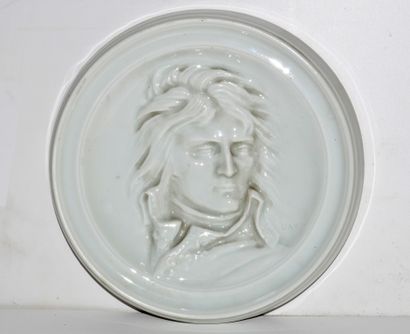 null Médaillon en porcelaine avec le portrait de Bonaparte d'après David, 2e manufacture...