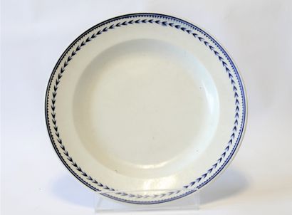 TOURNAI TOURNAI dish with herringbone, late 18th/early 19th century

round shape,...
