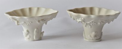 CHANTILLY CHANTILLY paire de coupes de libation 
en porcelaine tendre à imitation...