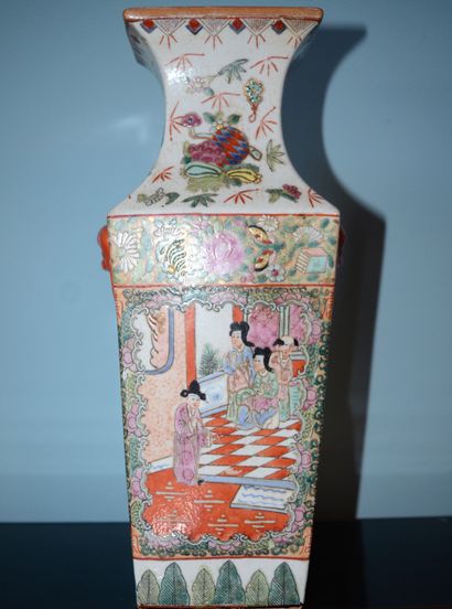  CANTON vase de forme carrée en porcelaine de Canton, à décor polychrome de personnages,...