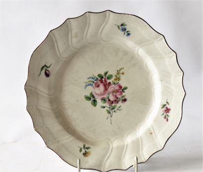 TOURNAI TOURNAI 1ère époque 1750-1762 assiette en porcelaine tendre, de forme festonnée...
