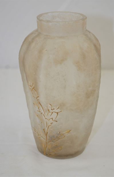 VAL ST LAMBERT VAL St LAMBERT vers 1900, vase en cristal irisé à décor floral Art...