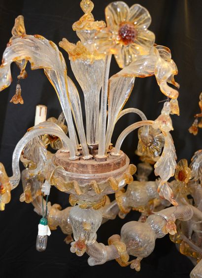 VENISE Importante paire de lustres en verre de Murano, début XXème, à 12 bras de...