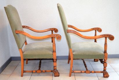 null Paire de fauteuils de style Louis XIV en bois naturel recouvert de velours....