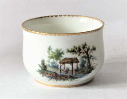 SÈVRES SEVRES cup without handles, 18th century

Of slightly bulbous form, two landscapes...