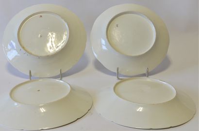 null ETTERBEEK (1787- 1800) (4) assiettes 

Porcelaine ronde de forme lobée, ornée...