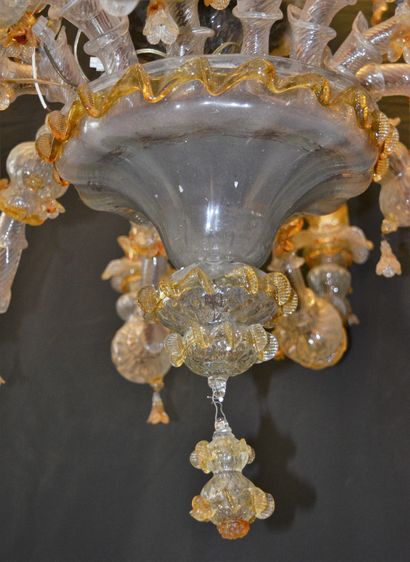 VENISE 
Importante paire de lustres en verre de Murano, début XXème, à 12 bras de...