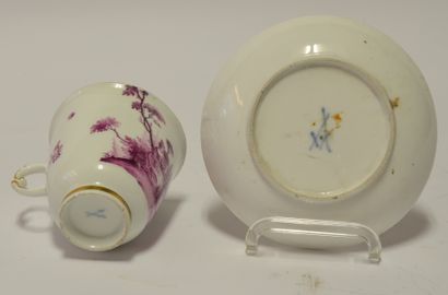 MEISSEN MEISSEN tasse et soucoupe fin XVIIIe

Tasse de forme évasée, anse rocaille,...