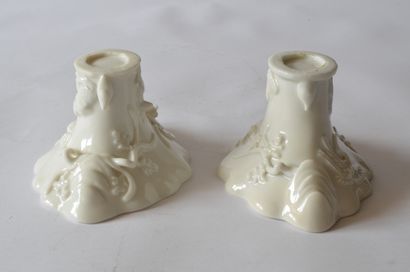 CHANTILLY CHANTILLY paire de coupes de libation 
en porcelaine tendre à imitation...
