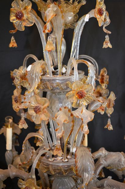 VENISE Importante paire de lustres en verre de Murano, début XXème, à 12 bras de...