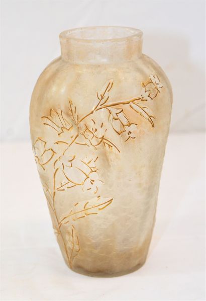 VAL ST LAMBERT VAL St LAMBERT vers 1900, vase en cristal irisé à décor floral Art...