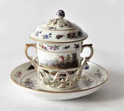 MEISSEN 
MEISSEN, tasse trembleuse et soucoupe, en porcelaine dure, tasse à deux...