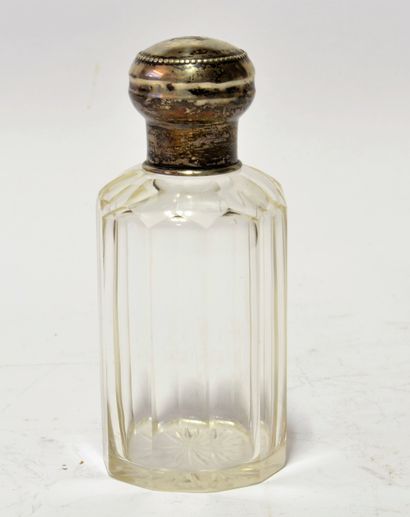 null Flacon à parfum en cristal taillé avec bouchon en argent 800/1000, XIXe ht....