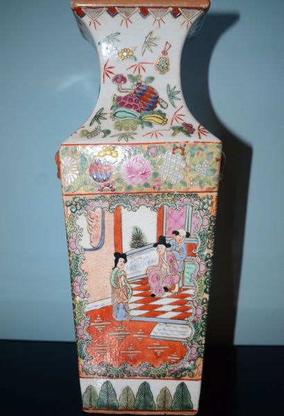 null 
CANTON vase de forme carrée en porcelaine de Canton, à décor polychrome de...