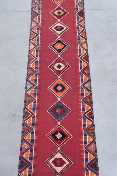 null 
Tapis KILIM Iran




Dimensions : 600 x 102 cm 




Lien : 
https://www.cl...