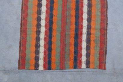 null 
Tapis KILIM Iran




Dimensions : 323 x 137 cm 




Lien : 
https://www.cl...