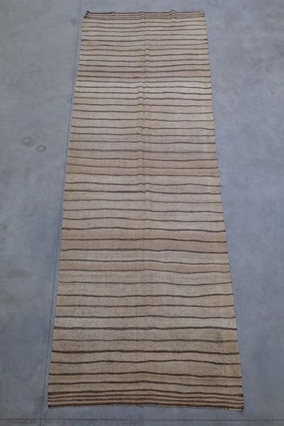 null 
Tapis KILIM Iran




Dimensions : 430 x 146 cm




Lien : 
https://www.cli...