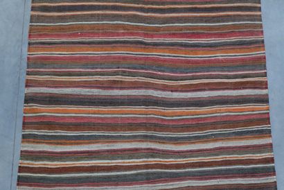 null 
Tapis KILIM Iran




Dimensions : 333 x 182 cm 




Lien : 
https://www.cl...