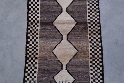 null 
Tapis Gabbeh IRAN




Dimensions : 245 x 130 cm 




Lien : 
https://www.c...