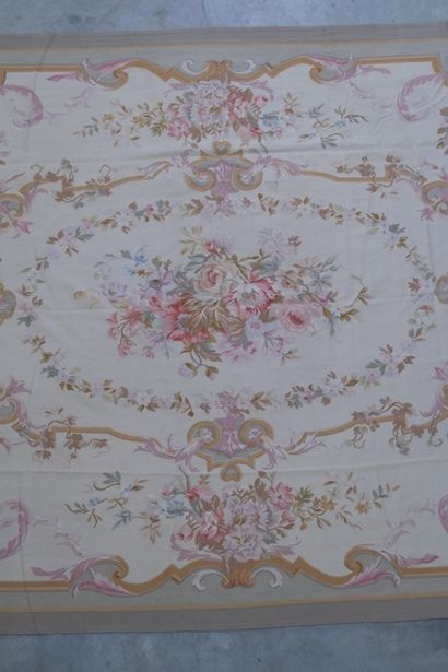 null 
Tapis d'Aubusson




Dimensions : 290 x 410 cm 




Lien : 
https://www.cl...