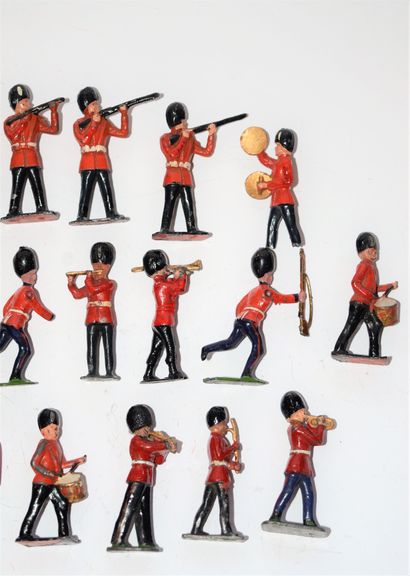 null CRESCENT TOYS and other manufacturers: 28 English soldiers. CIRCA 1930/1950....