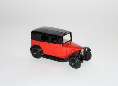 DINKY TOYS DINKY TOYS 36 G: Taxi rouge, toit noir. Bon état (un éclat dans le to...