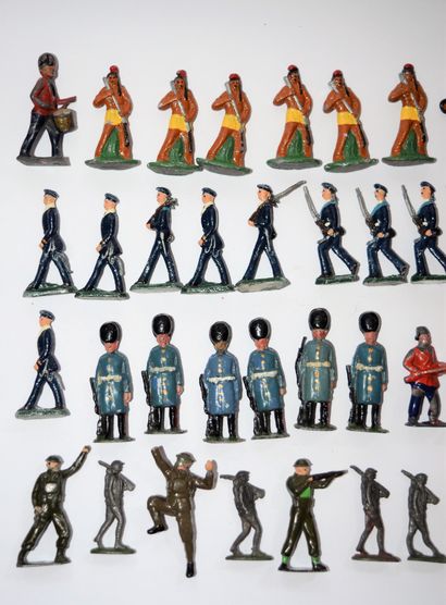 null Nüremberg plate and lead soldiers, various manufactures: +/- 80 soldiers. Good...