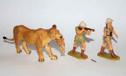ELASTOLIN ELASTOLIN Plastique: 2 chasseurs blancs en Afrique avec lionne et son petit...