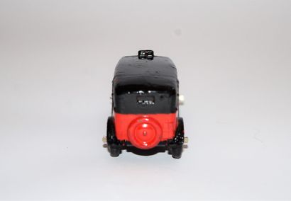 DINKY TOYS DINKY TOYS 36 G: Taxi rouge, toit noir. Bon état (un éclat dans le to...