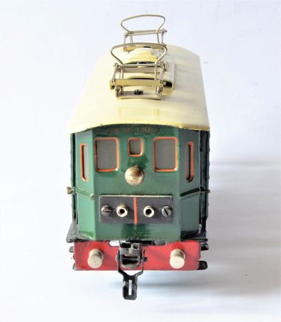 null MÄRKLIN RS6613020, (1932) motrice type B, en vert, toit crème, deux pantos nickelé...