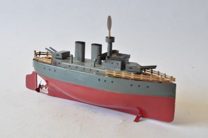 CARETTE CARETTE (attribué) Petit croiseur en tôle grise et rouge, 2 canons, doubles...