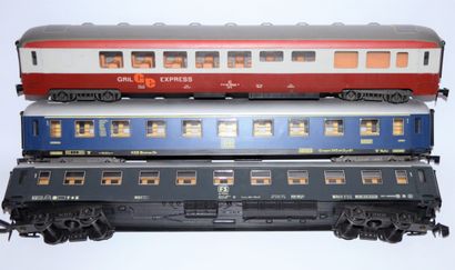 null LIMA 0: rame de 3 wagons, dont 1 bleu de la DB, 1 rouge "Gril Expess" et 1 bleu...