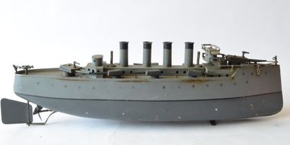BING croiseur BING croiseur, en tôle grise deux tons, 4 chemin 8 canons. Lg. 44cm,...
