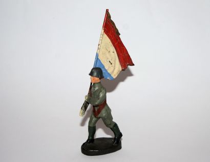 ELASTOLIN ELASTOLIN: Soldat porte drapeau de l'armée Hollandaise au défilé, en composition....