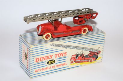 DINKY TOYS DINKY TOYS 32 D: Camion de pompiers DELAHAYE, volant blanc, en boite....