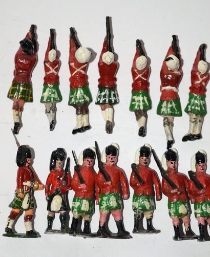 null CRESCENT TOYS/JOHN HILL: 26 Scottish soldiers in battle and on parade. CIRCA...