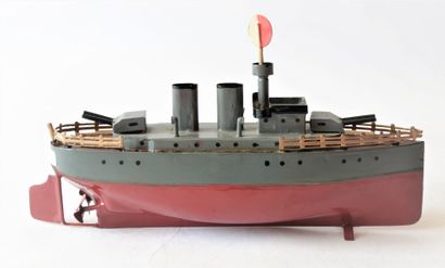 CARETTE CARETTE (attribué) Petit croiseur en tôle grise et rouge, 2 canons, doubles...