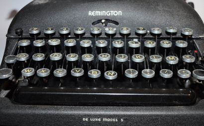 null MaE - REMINGTON RAND - DeLuxe - Noire
Modèle 5
COmprend son boîtier origine...