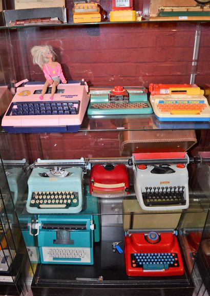 null Machines à écrire d'enfant (9) des années 50/60 ;
dont Barbie, Tomy 's, Petite,...
